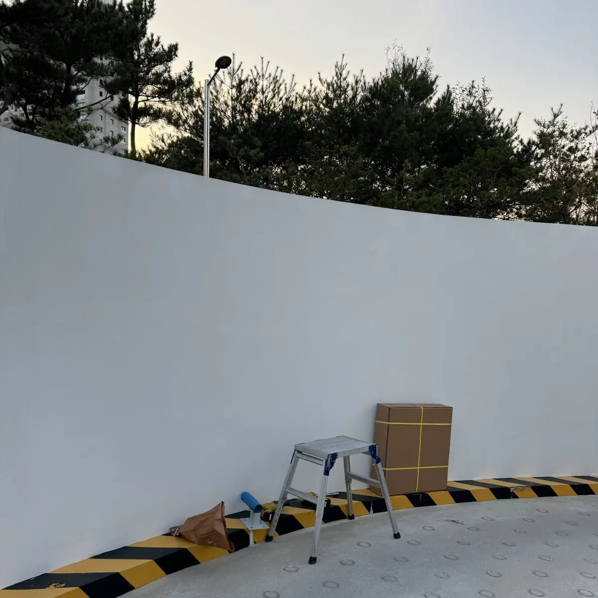 곡선 옹벽 도로 아크릴반사경 설치 전