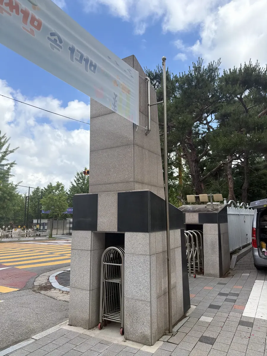 건물 출입구 기둥 아크릴반사경 설치 전