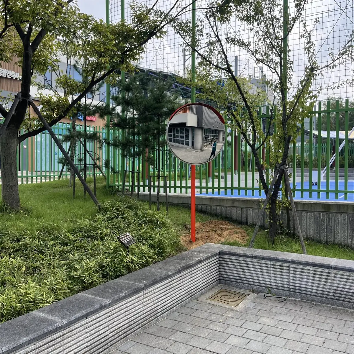 놀이터 옆 담장 모퉁이 아크릴반사경 설치 후
