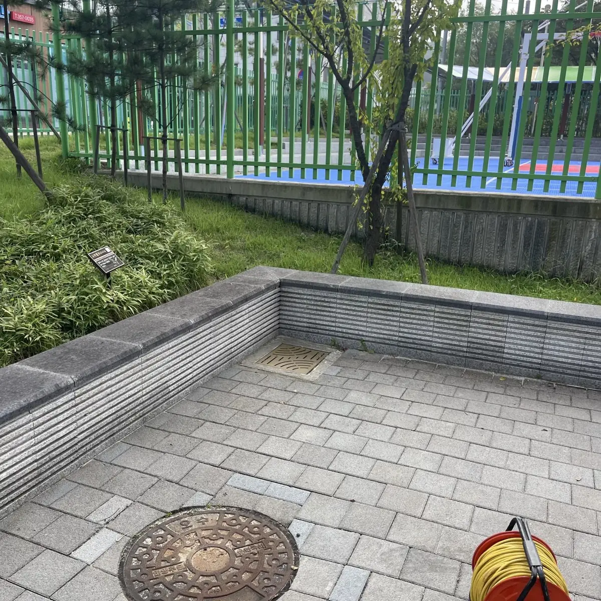 놀이터 옆 담장 모퉁이 아크릴반사경 설치 전