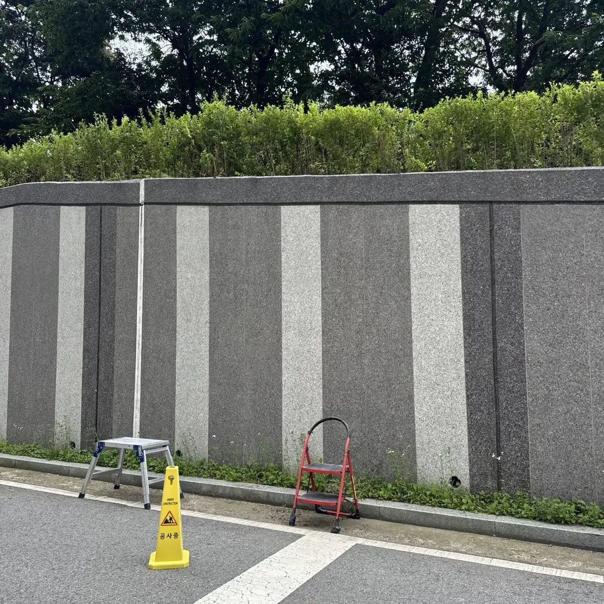 줄무늬 옹벽 도로 아크릴반사경 설치 전